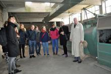 Groep Duitse studenten bezoekt vlasroterij in het kader van educatief industrieel erfgoedtoerisme